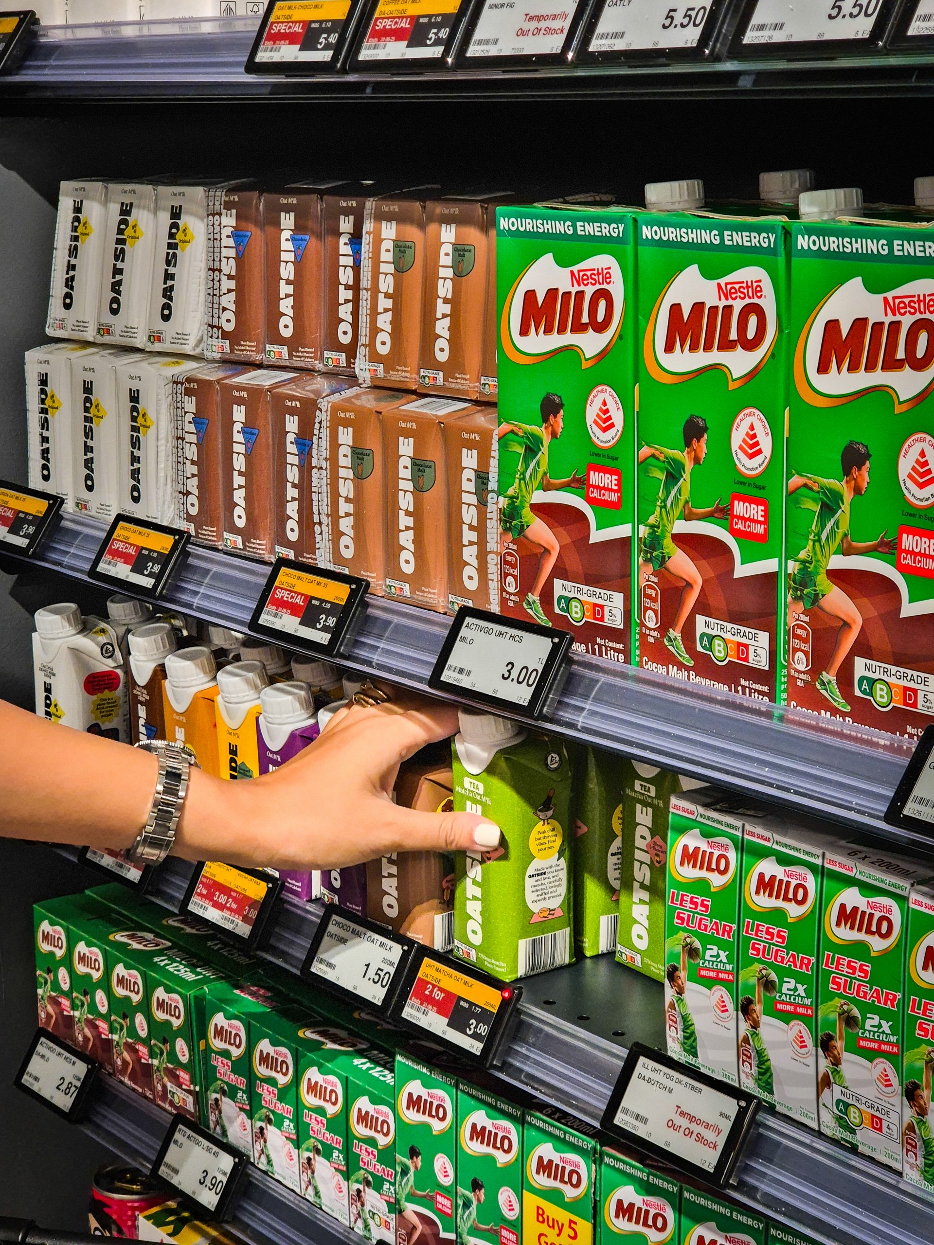 Look out for the blinking red light that appears on the top right of the price tags, when you’re close to the product you’re looking for. Photo: Sarah Chua/HungryGoWhere Fairprice Finest Punggol Coast Mall