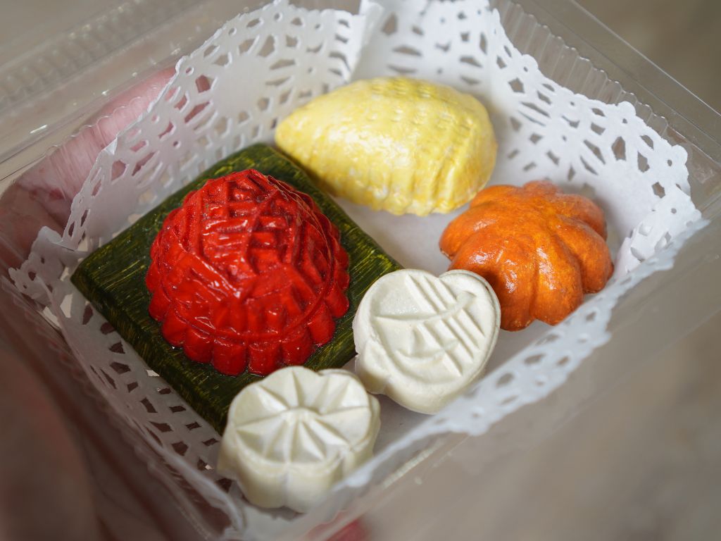Realistic-looking kueh magnets. Photo: Arudio Ceramic SG Culture Pass Food Activities