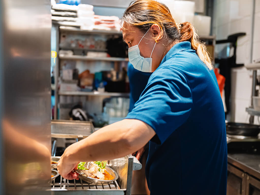 Jack preparing fish at the stall. Photo: Abdul Rahim Anwar/HungryGoWhere Hee Hee Hee Steamed Fish