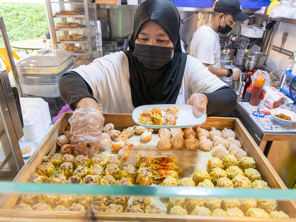 The assortment of dim sum is steamed or fried in the stall. Photo: Mui Fong/HungryGoWhere warung dimsum