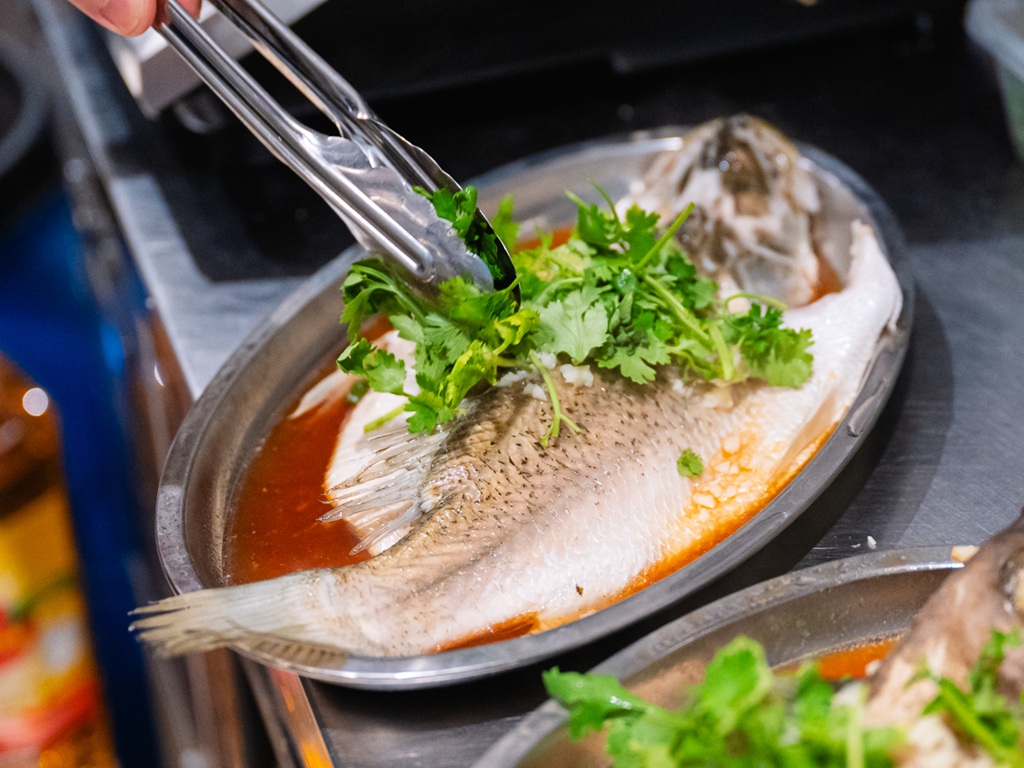 Whole fishes such as seabass are served at Hee Hee Hee at affordable prices. Photo: Abdul Rahim Anwar/HungryGoWhere Hee Hee Hee Steamed Fish