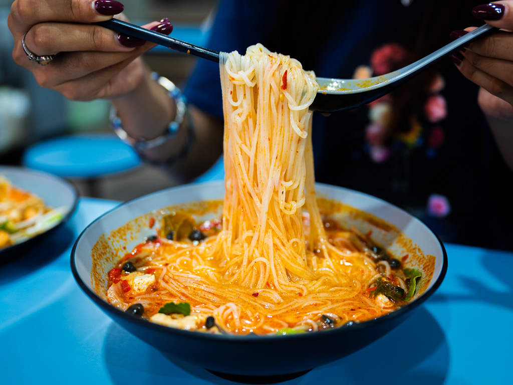 You can choose between chicken or prawn for your tom yum protein. Photo: Abdul Rahim/HungryGoWhere naakin amoy street food centre
