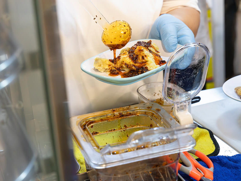 Warung Dim Sum serves up Sze Chuan spicy chilli oil wanton. Photo: Mui Fong/HungryGoWhere warung dimsum