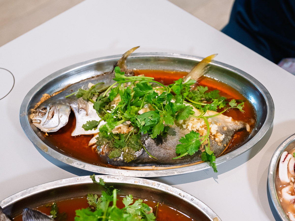 Golden pomfret at Hee Hee Hee Steam Fish. Photo: Abdul Rahim Anwar/HungryGoWhere Hee Hee Hee Steamed Fish
