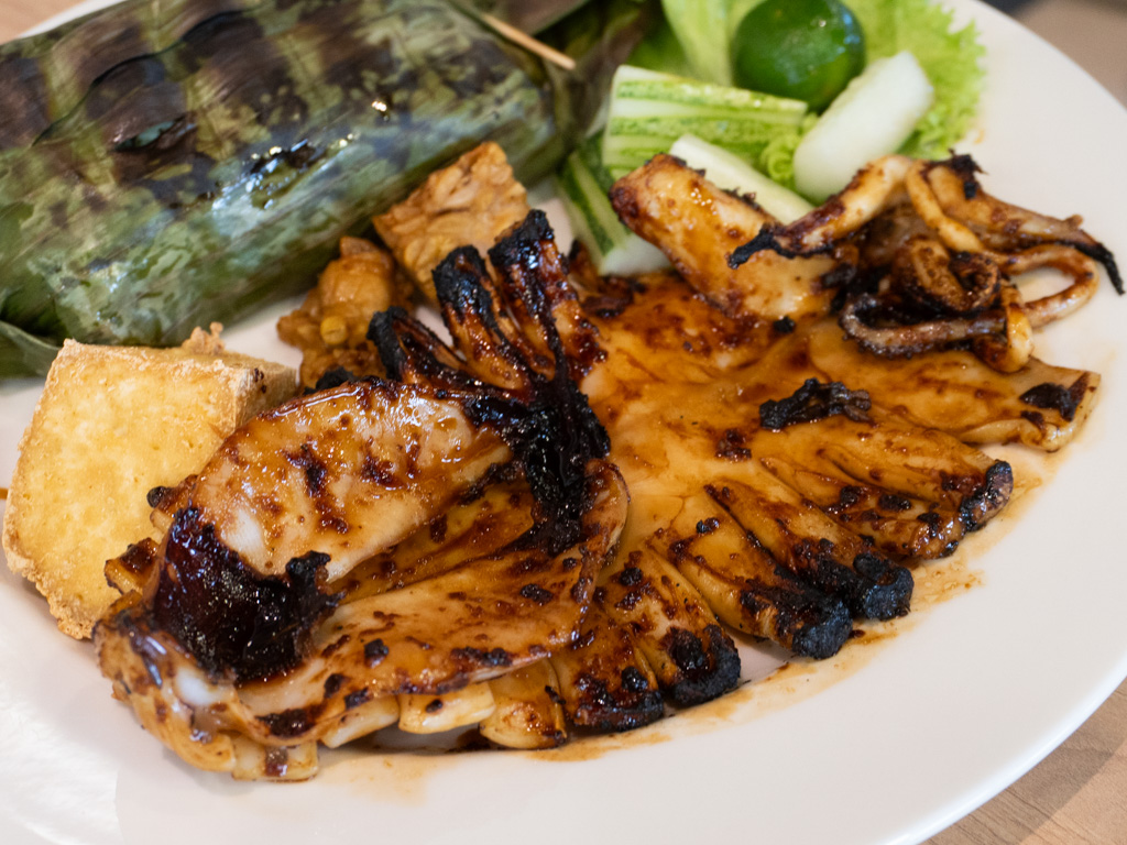 Cumi bakar. Photo: Angeline Ang/HungryGoWhere on embers chef x