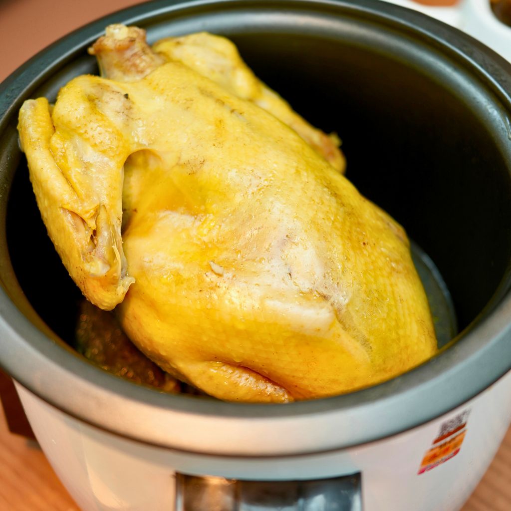 The dang gui chicken is served in a rice cooker, so you get to enjoy it piping hot! Photo: Shannon Yap/HungryGoWhere The Soup Expert