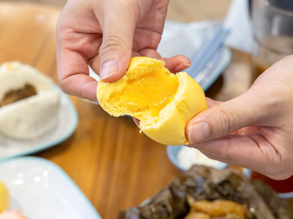 Salted egg buns. Photo: Mui Fong/HungryGoWhere warung dimsum