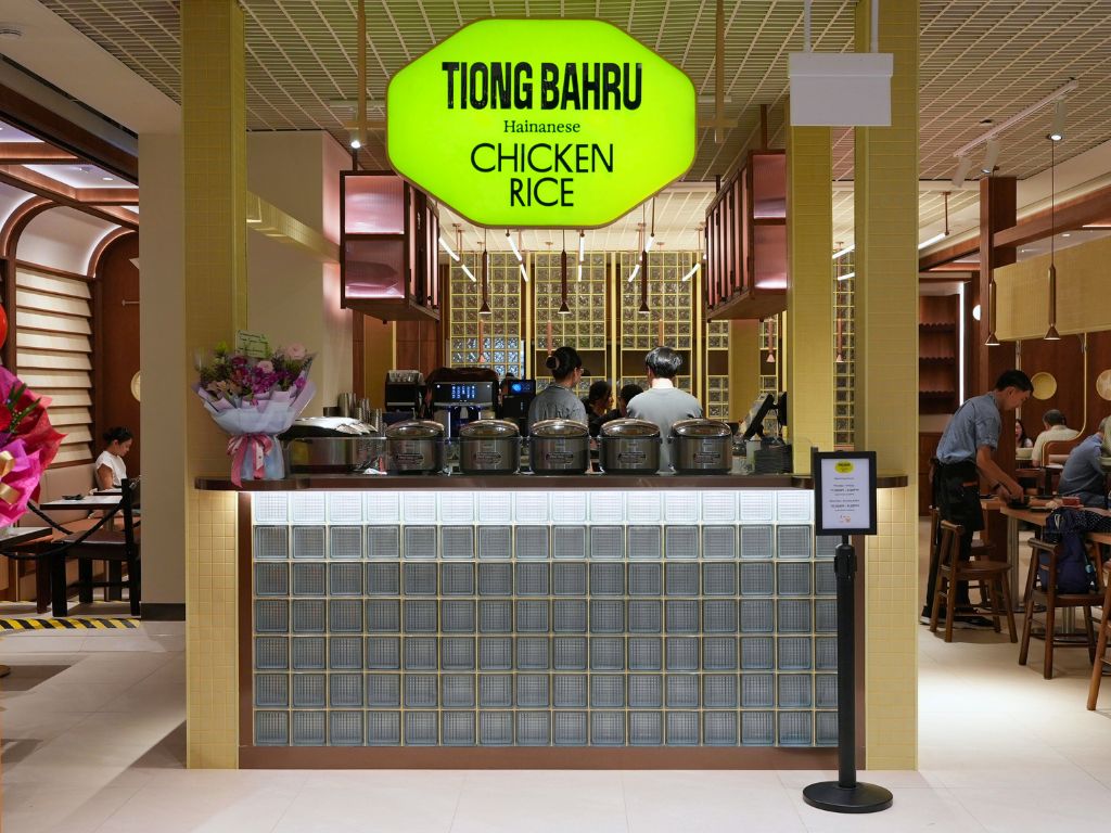If you want a legit chicken-rice fix while you’re in the Orchard ‘hood, you know where to go! Photo: Shannon Yap/HungryGoWhere Tiong Bahru Hainanese Boneless Chicken Rice Takashimaya