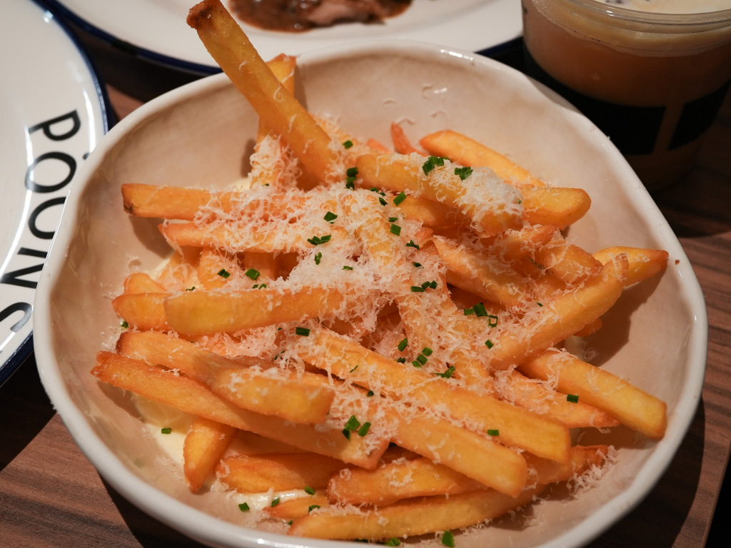 Cheese fondue fries. Photo: Angeline Ang/HungryGoWhere poonsti nus