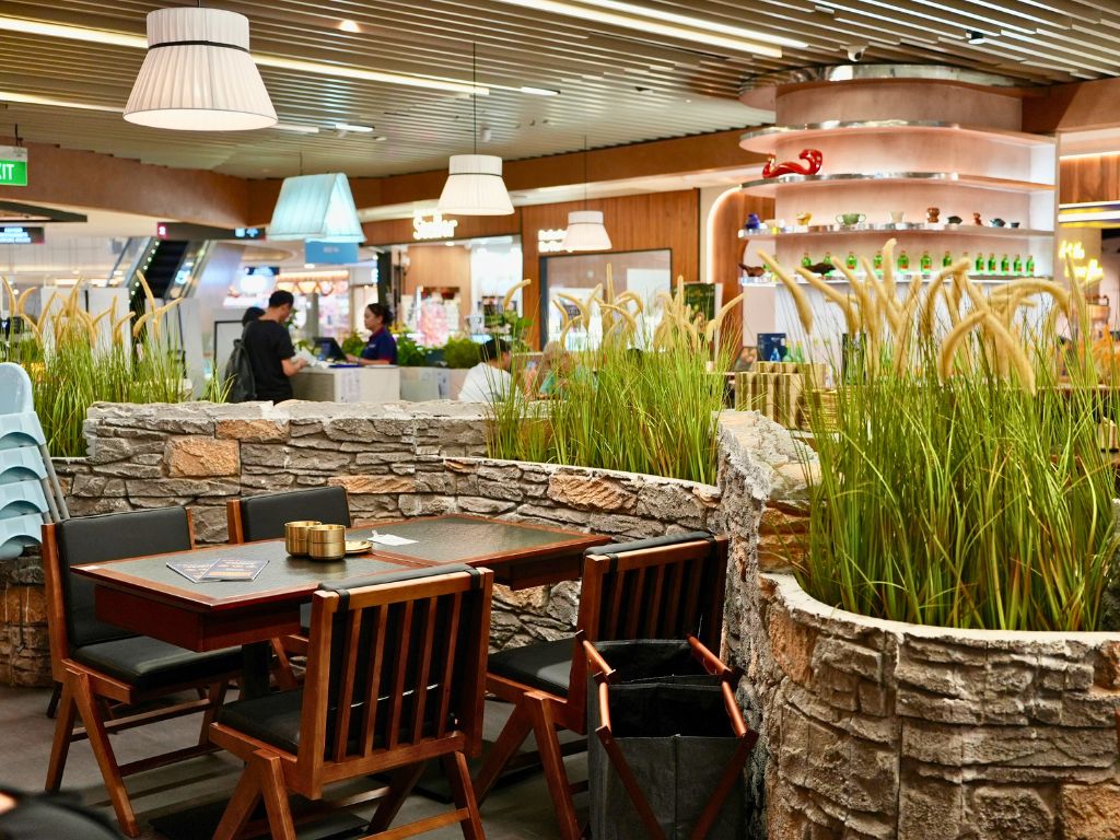 Its interior stands out from typical Chinese restaurants in Singapore — neither overstimulating with vibrant red colours, nor overly simplistic. Photo: Shannon Yap/HungryGoWhere Golden Chopsticks Century Square