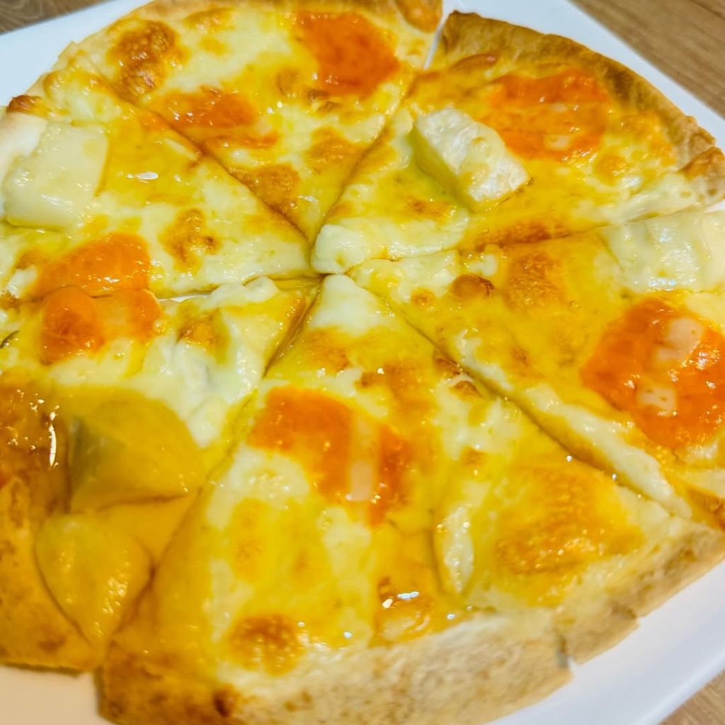4-kind cheese pizza with honey. Photo: Al Solito Japanese Italian Izakaya/Instagram Orchard Plaza