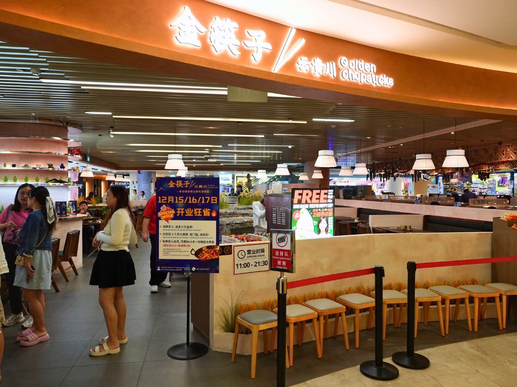 Go on: Treat yourself to unlimited servings of ice cream and snacks! Photo: Shannon Yap/HungryGoWhere Golden Chopsticks Century Square
