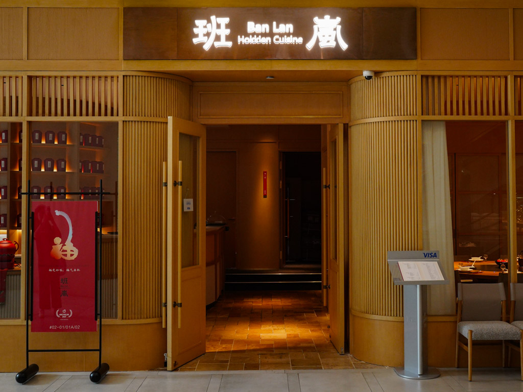 This is its first outlet in Singapore! Photo: Evan Mua/HungryGoWhere ban lan singapore