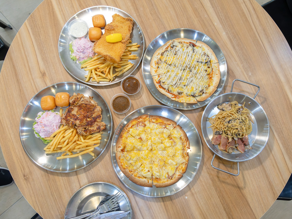 Clockwise from top left: Fish & chips, truffle mushroom tortizza, goma smoked duck pasta, Hawaiian tortizza, chargrilled chicken chop. Photo: Koh Mui Fong/HungryGoWhere the pasta & tortizza hougang