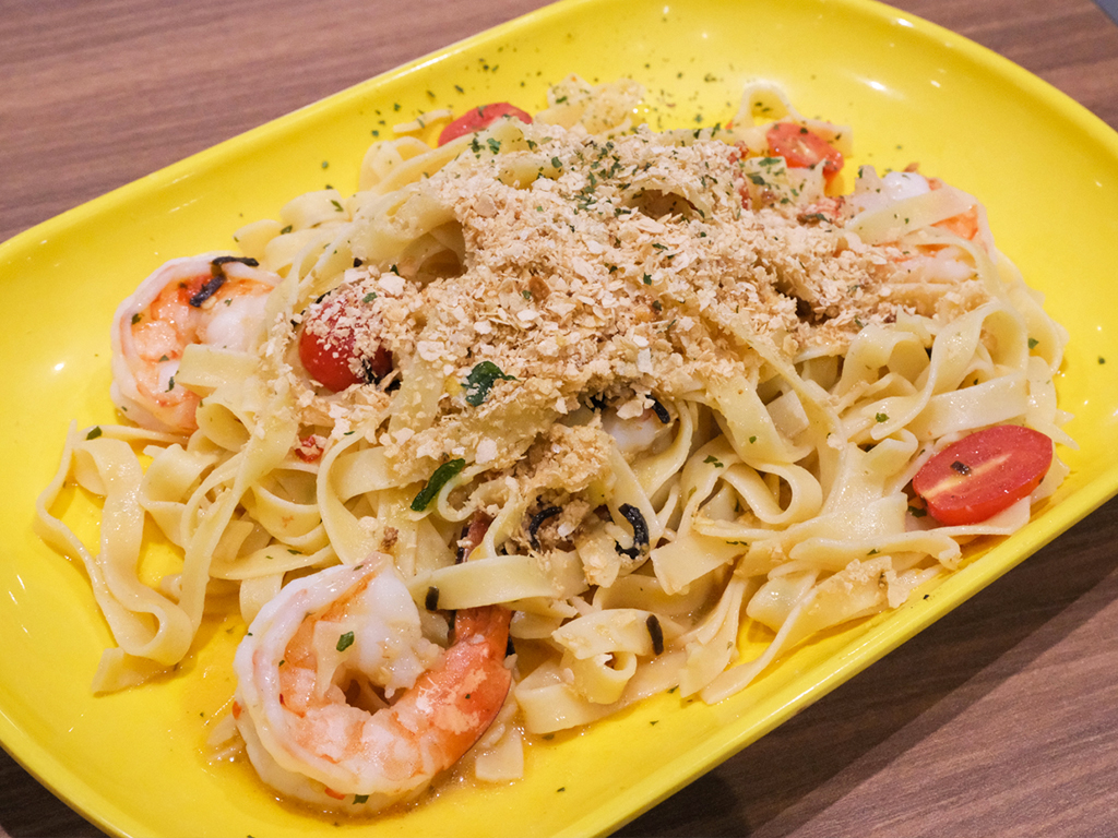 Aglio olio meets buttery cereal crumbs in this fusion crowd-pleaser. Photo: Gary Lim/HungryGoWhere the fresh pasta