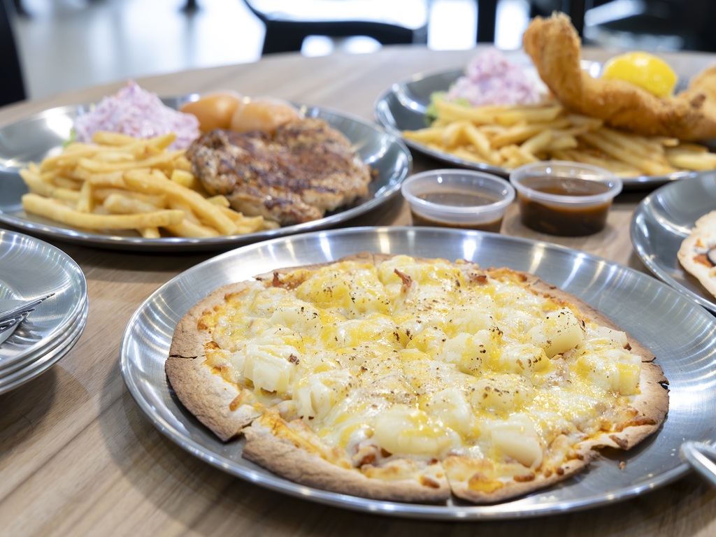 The stall’s Hawaiian tortizza uses luncheon meat instead of ham. Photo: Koh Mui Fong/HungryGoWhere the pasta & tortizza hougang