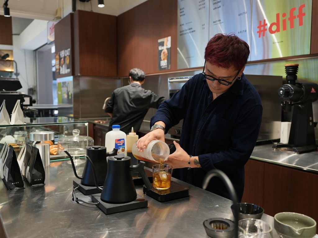 The barista preparing our iced Tung Ting oolong milk tea. Photo: Shannon Yap/HungryGoWhere diff specialty coffee