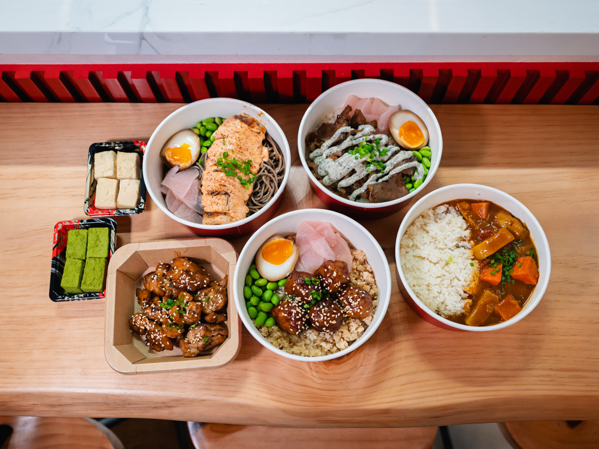 Peko Peko’s assortment of flame-torched bowls, with sides such as teriyaki chicken and warabimochi. Photo: Abdul Rahim Anwar/HungryGoWhere peko peko