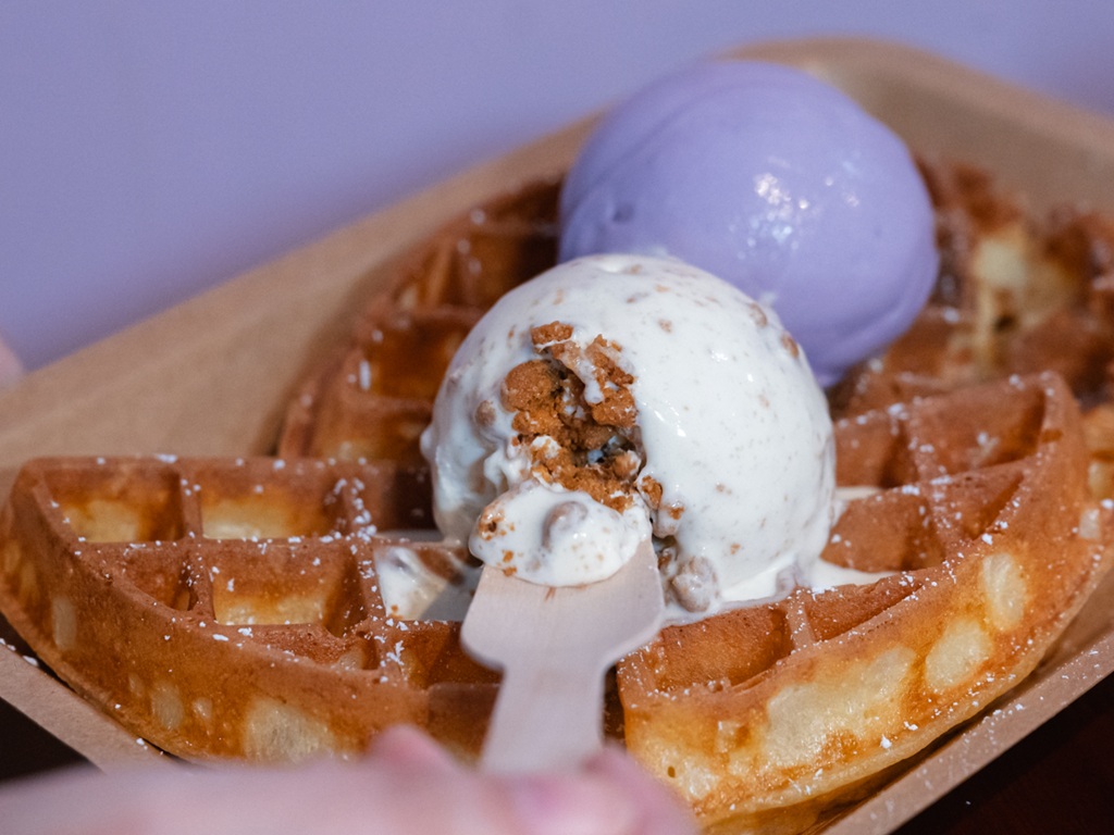 Villa Creamery’s banana pudding Biscoff and grape Yakult gelato flavours, paired with mochi waffles. Photo: Abdul Rahim Anwar/HungryGoWhere villa creamery