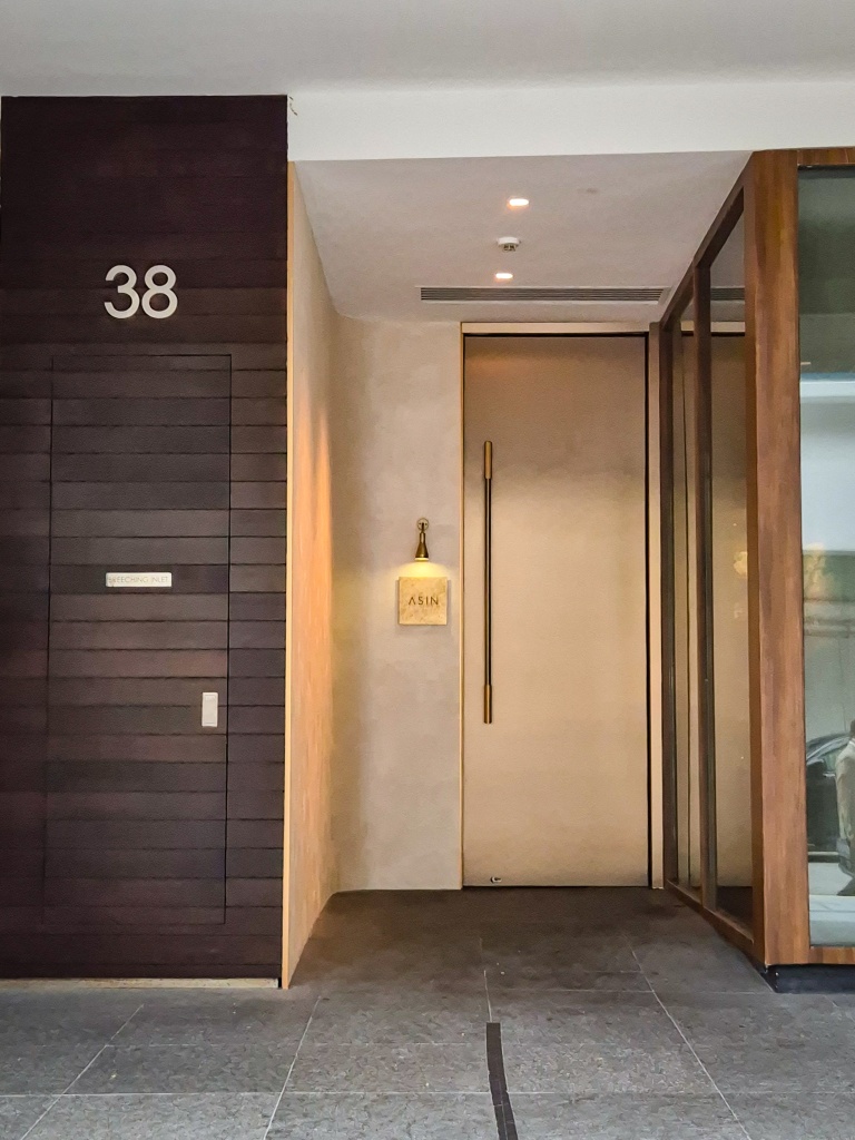 Asin’s discreet entrance along Carpenter Street. Photo: Sarah Chua/HungryGoWhere Asin Singapore