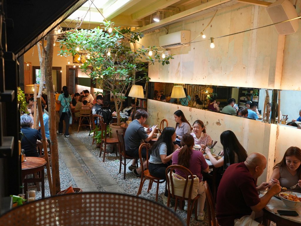 Despite its unassuming entrance, Kopi Harian’s interiors are aesthetically pleasing. Photo: Shannon Yap/HungryGoWhere kopi harian melaka