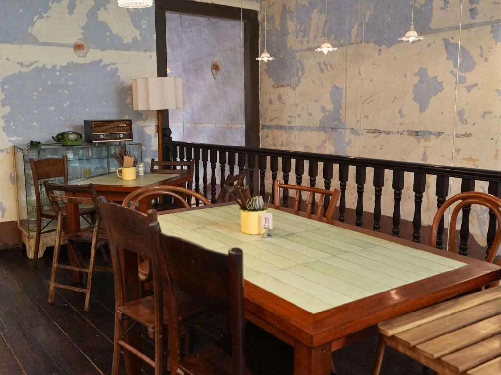 Plenty of antique decor adorns the second floor, adding to the cafe’s nostalgic vibe. Photo: Shannon Yap/HungryGoWhere kopi harian melaka