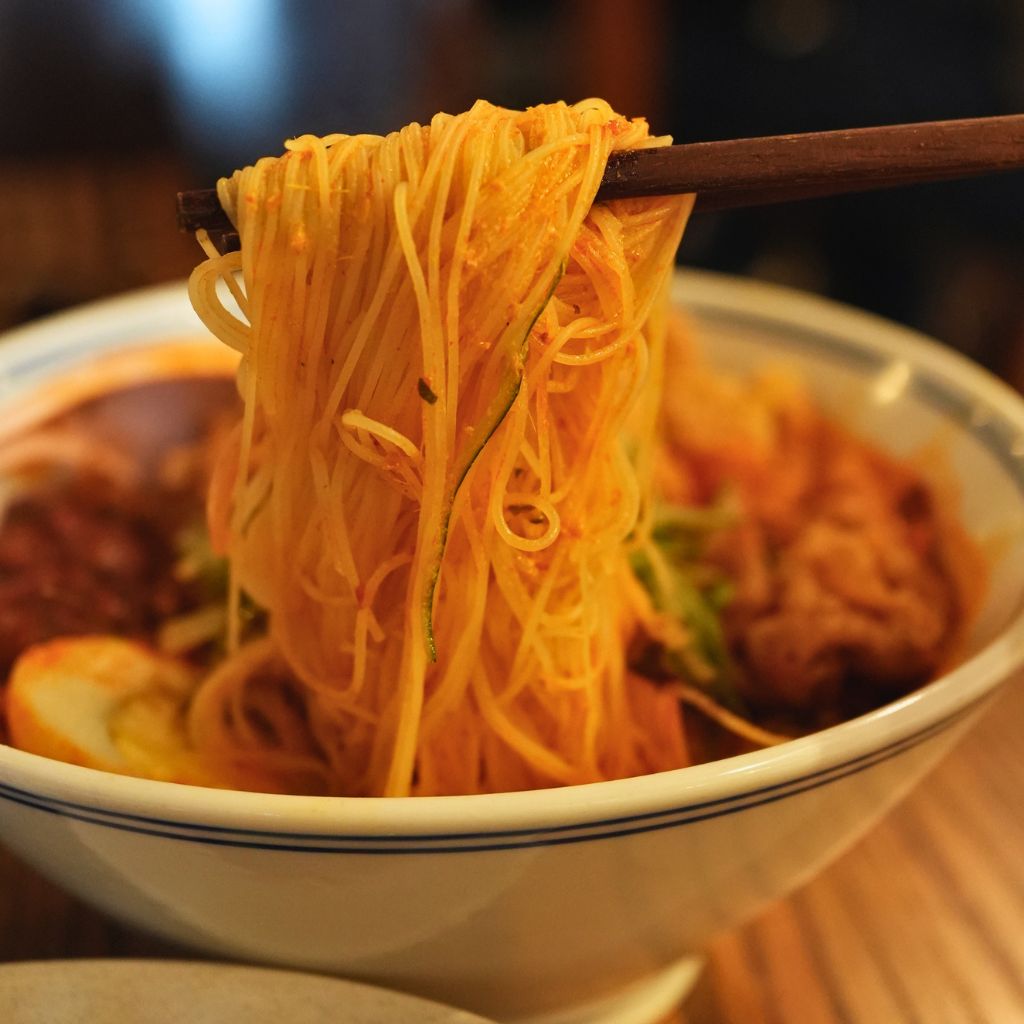 Kopi Harian’s laksa features a mix of thin bee hoon and yellow noodles. Photo: Shannon Yap/HungryGoWhere kopi harian melaka