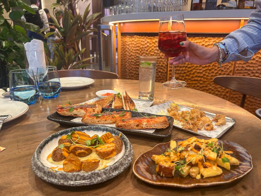 vino tinto tapas & drinks promotion