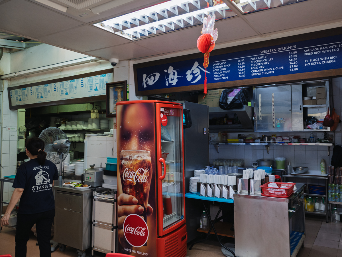 Gu Zao Ren is all about no-frills, casual vibes — just like any bustling zi char eatery. Photo: Abdul Rahim Anwar/HungryGoWhere Gu Zao Ren Taiwan Porridge Seng House