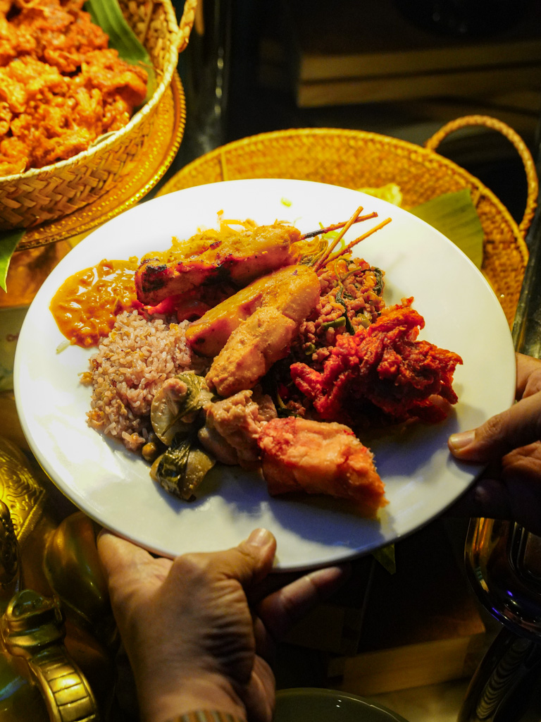 Fill your plate up at the self-service buffet line. Photo: Evan Mua/HungryGoWhere bangkok jam