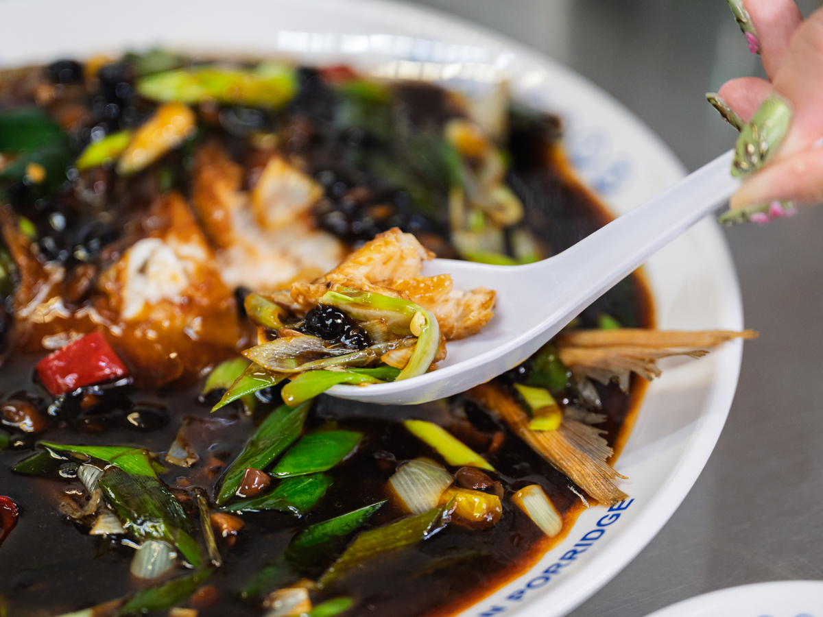 The deep-fried pomfret comes in a generous portion and is best shared around the table. Photo: Abdul Rahim Anwar/HungryGoWhere Gu Zao Ren Taiwan Porridge Seng House