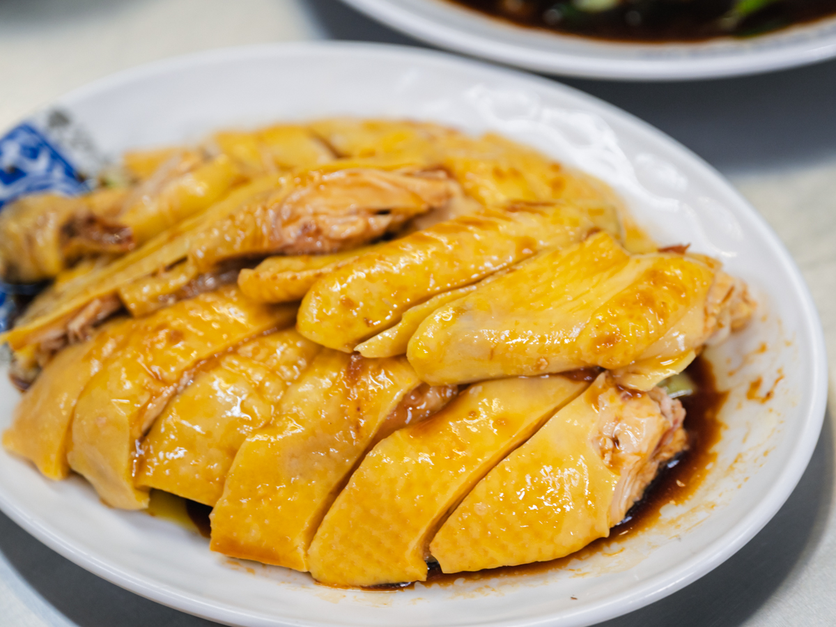 If that’s still not enough for your kakis, you can even order chicken rice from Le Cheng next door. Photo: Abdul Rahim Anwar/HungryGoWhere Gu Zao Ren Taiwan Porridge Seng House