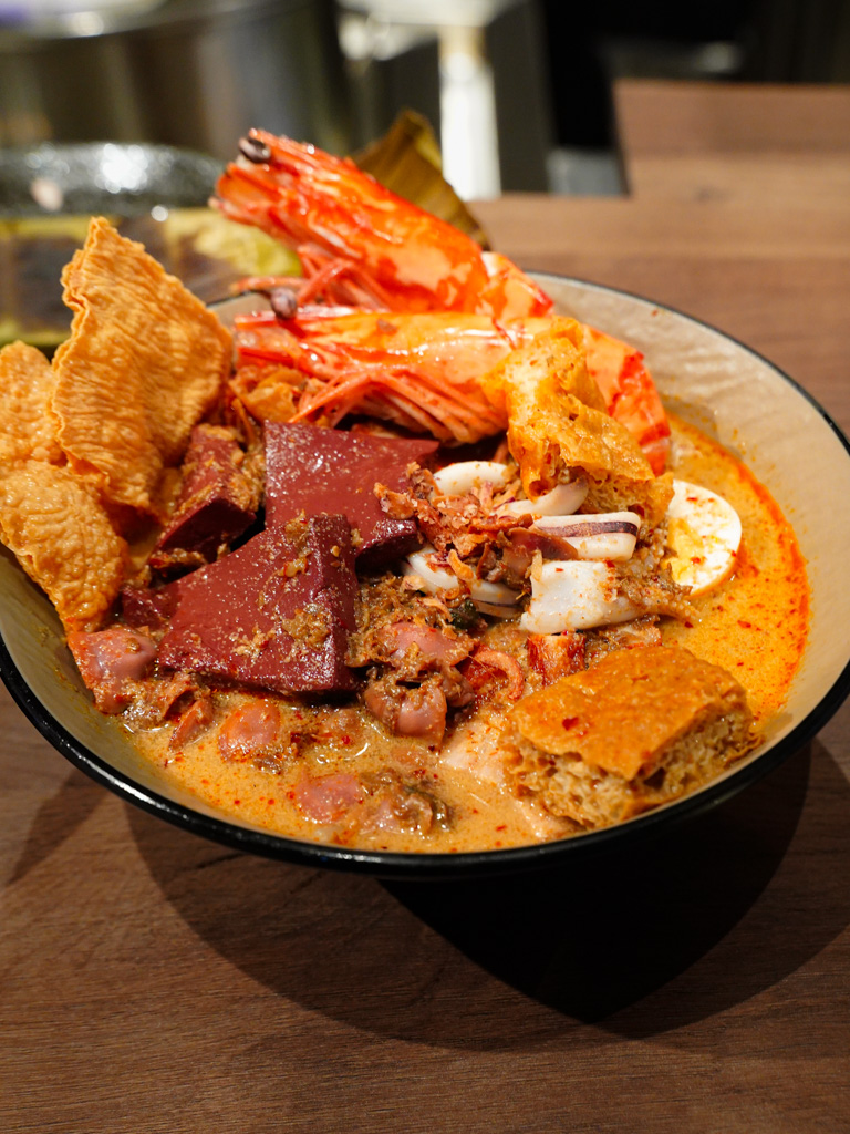 Rich soup and plenty of liao (ingredients). Photo: Evan Mua/HungryGoWhere kangji curry mee