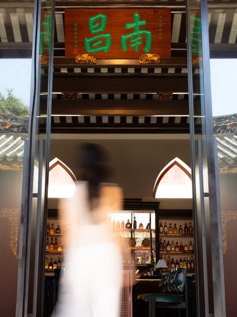 Despite its appearance, this plaque is actually a modern addition. Photo: Bar Kap Bar Kap Singapore