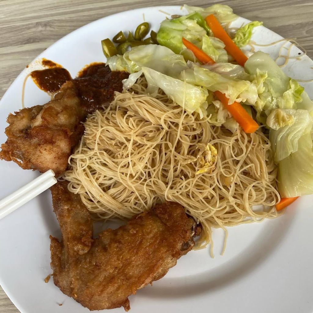 Fried bee hoon. Photo: @ryyeoo/Instagram Holland Village Market & Food Centre