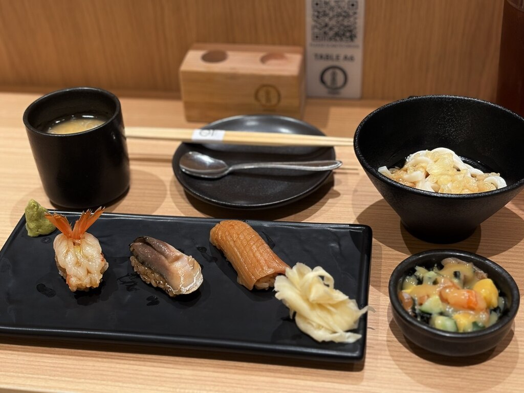 The Jiyu omakase set, with the first three pieces of sushi. Photo: Shannon Ong/HungryGoWhere sushidan singapore