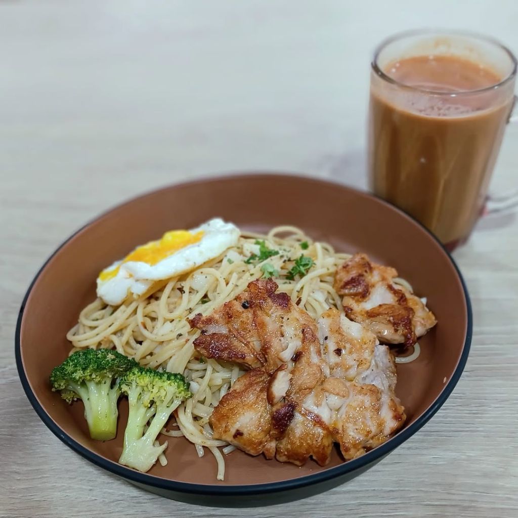 Spaghetti aglio olio with chicken chop. Photo: @lauwhj501/Instagram Holland Village Market & Food Centre
