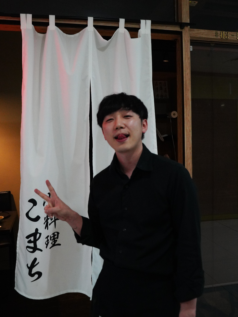 Our host, the friendly Raiku-san, was joking and engaging the guests the whole night! Photo: Evan Mua/HungryGoWhere komachi orchard plaza