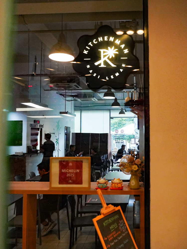 Just an unassuming shop in an office building. Photo: Evan Mua/HungryGoWhere kitchenman nasi lemak