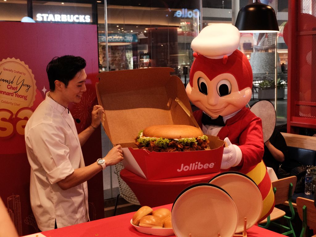 Photo: LeAnn Lee/HungryGoWhere jollibee singapore national day