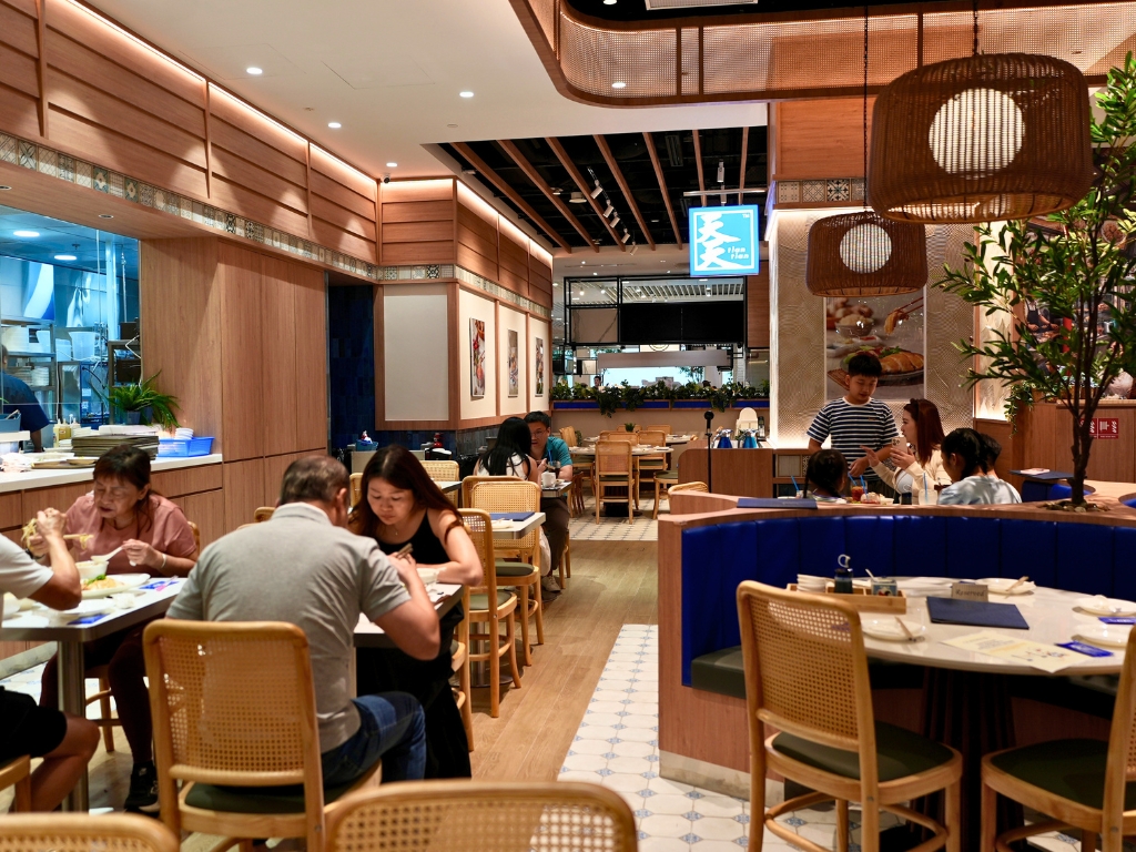Whether you’re about to leave the country or have just returned, this is a great spot for a delicious chicken rice fix. Photo: Shannon Yap/HungryGoWhere tian tian hainanese chicken rice jewel changi