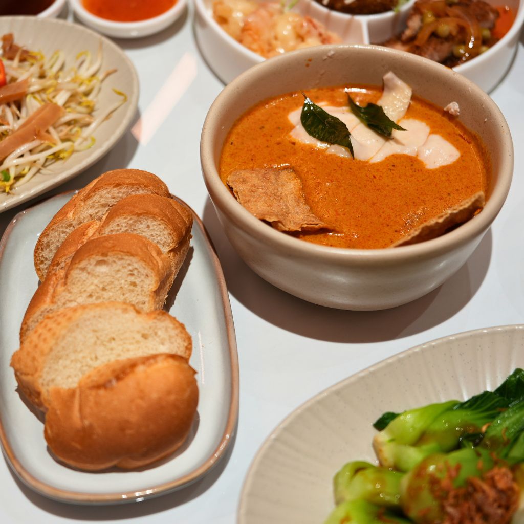 A good ol’ bowl of curry to pair with the baguette. Photo: Shannon Yap/HungryGoWhere tian tian hainanese chicken rice jewel changi
