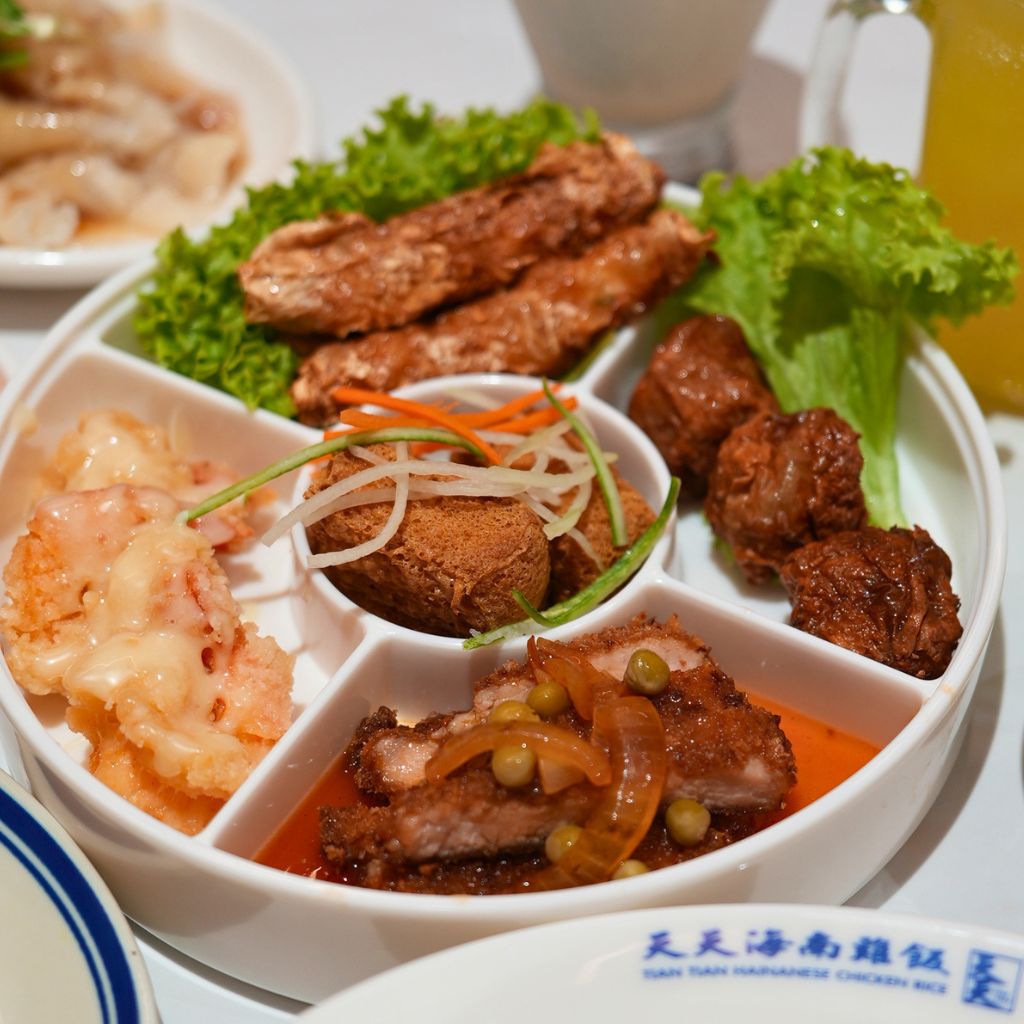 Bigger groups ought to try the five-item platter. Photo: Shannon Yap/HungryGoWhere tian tian hainanese chicken rice jewel changi