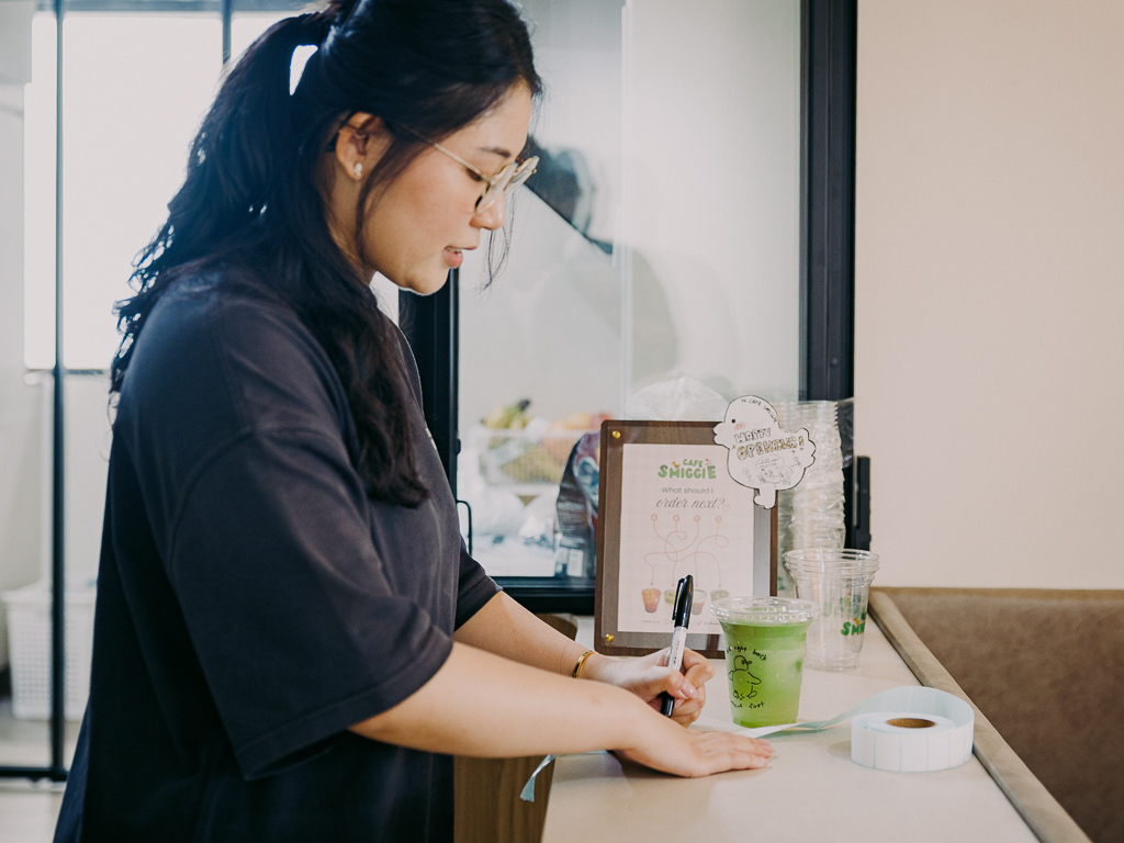 Alvina taking drink orders. Photo: Ravin Thiruchelvam/HungryGoWhere cafe smiggie