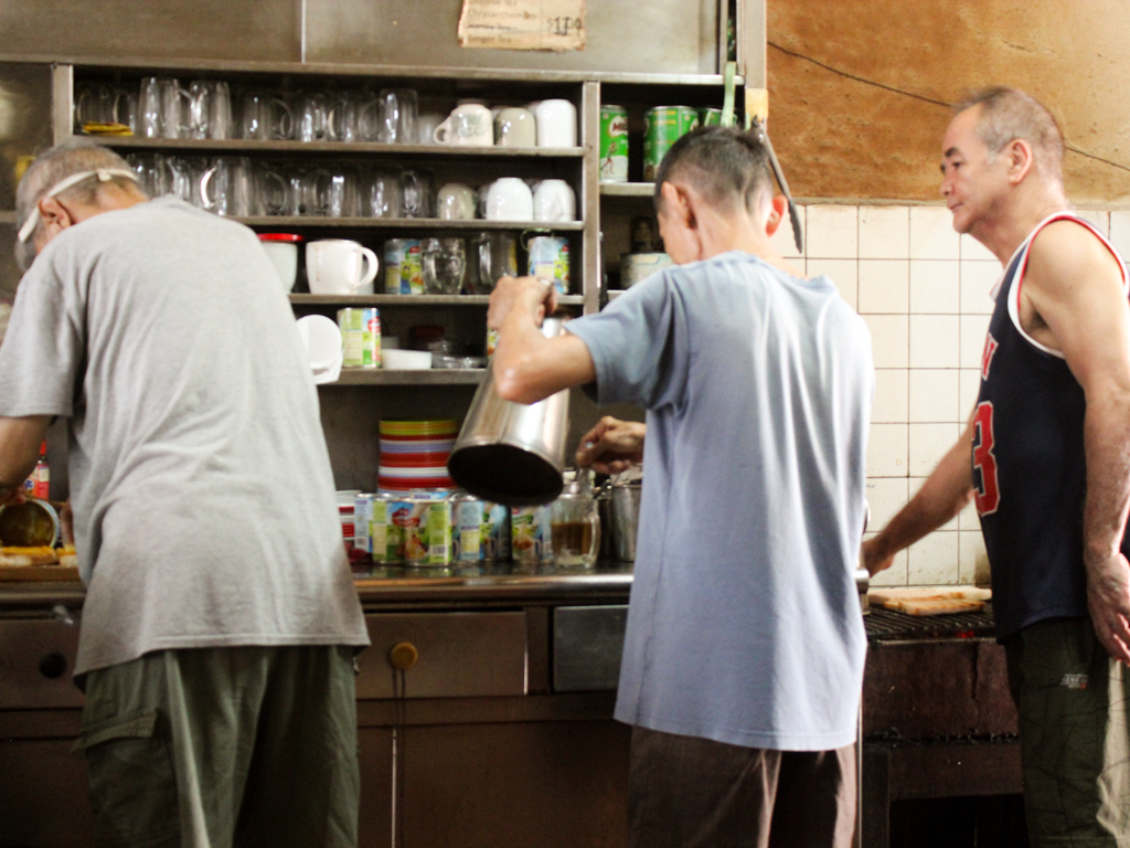 The uncles are hard at work, keeping up with a crowded store. Photo: Angeline Ang/HungryGoWhere heap seng leong coffeeshop