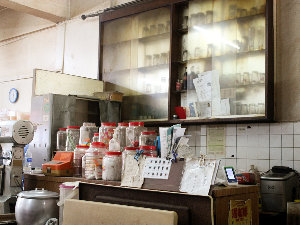 A nostalgic vibe that'll remind you of your grandparents' house. Photo: Angeline Ang/HungryGoWhere heap seng leong coffeeshop