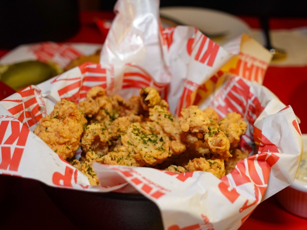Those who love boneless chicken will do well to order the mochiko chicken, which comes with a coating of Japanese sweet rice flour for added chewiness. Photo: Sarah Chua/HungryGoWhere Kiap Kiap Chicken Club & Bar