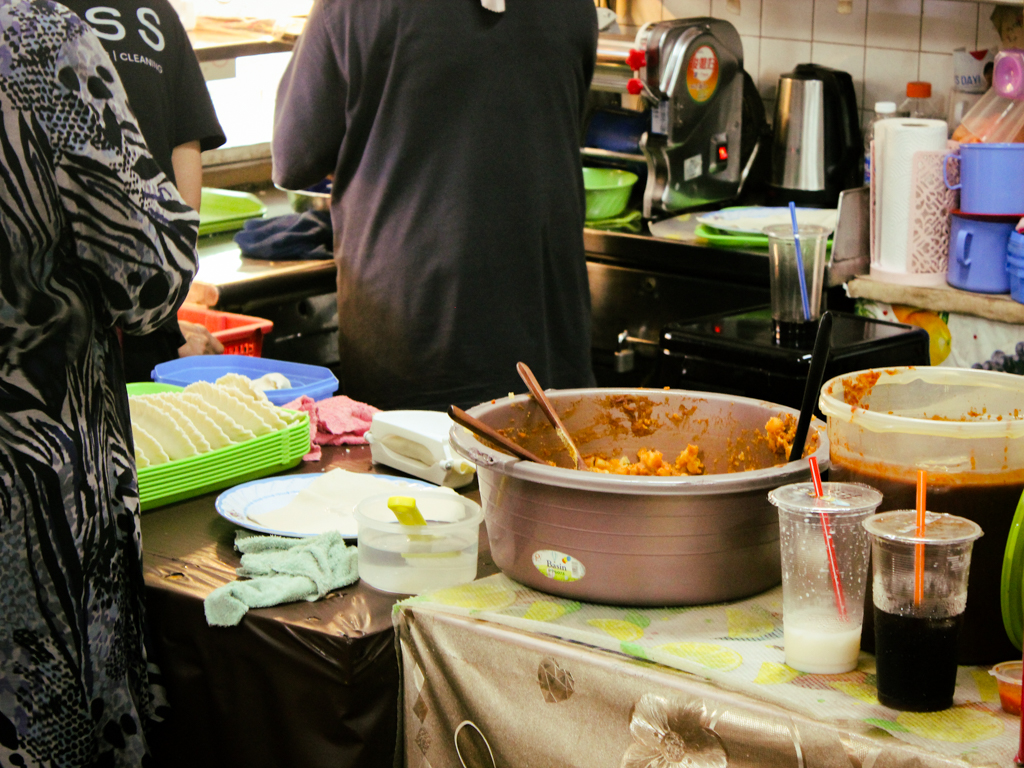 Where the magic happens: the curry puff workstation. Photo: Angeline Ang/HungryGoWhere heap seng leong coffeeshop