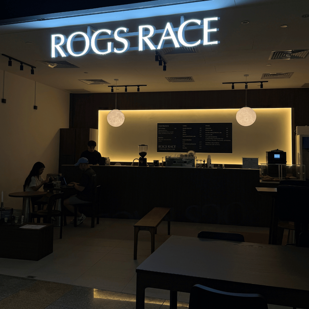 Peak nonchalance. Photo: Jasmine Ng/HungryGoWhere rogs race
