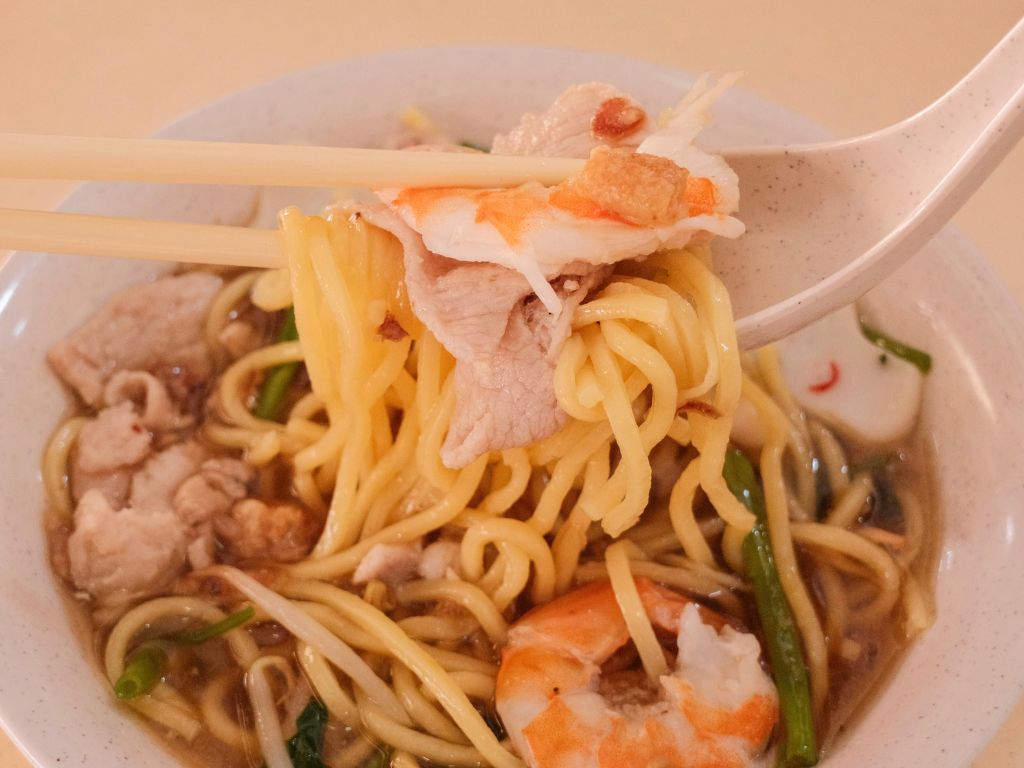 We loved the addition of crispy lard for some extra indulgence. Photo: LeAnn Lee/HungryGoWhere 90 year old toa payoh hawker